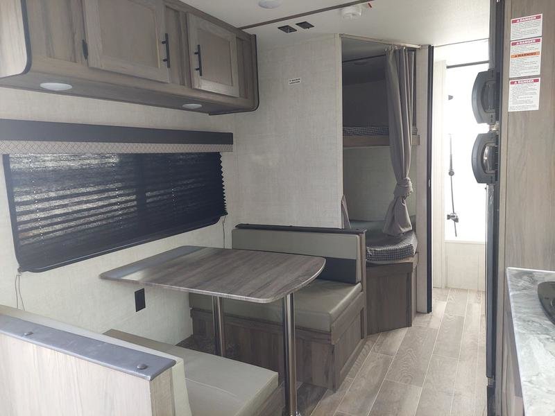 2025 FRONT QUEEN - DOUBLE REAR BUNKS - GALLET KITCHEN 2025 Gulf Stream in Winnipeg, Manitoba - 5 - w1024h768px