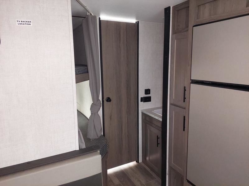 2025 FRONT QUEEN - DOUBLE REAR BUNKS - GALLET KITCHEN 2025 Gulf Stream in Winnipeg, Manitoba - 12 - w1024h768px
