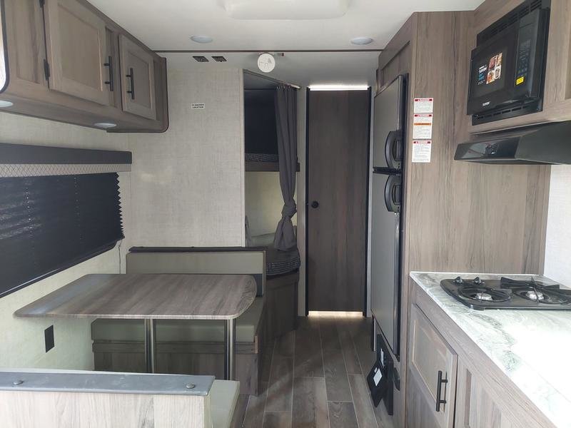 2025 FRONT QUEEN - DOUBLE REAR BUNKS - GALLET KITCHEN 2025 Gulf Stream in Winnipeg, Manitoba - 7 - w1024h768px