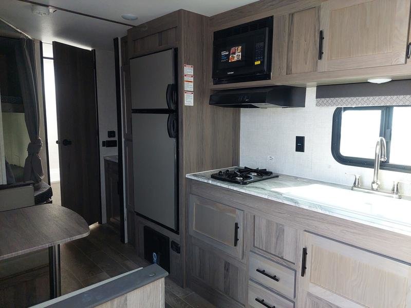 2025 FRONT QUEEN - DOUBLE REAR BUNKS - GALLET KITCHEN 2025 Gulf Stream in Winnipeg, Manitoba - 9 - w1024h768px