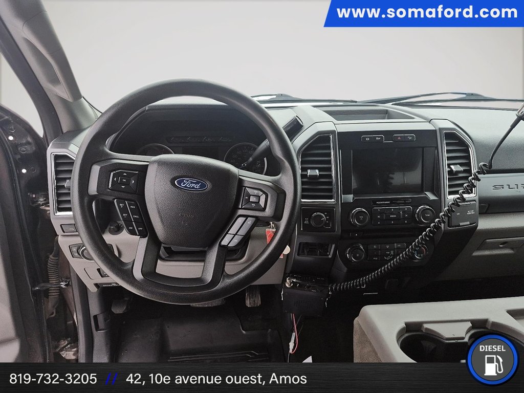 2017 Ford Super Duty F-250 SRW XLT in Amos, Quebec - 9 - w1024h768px