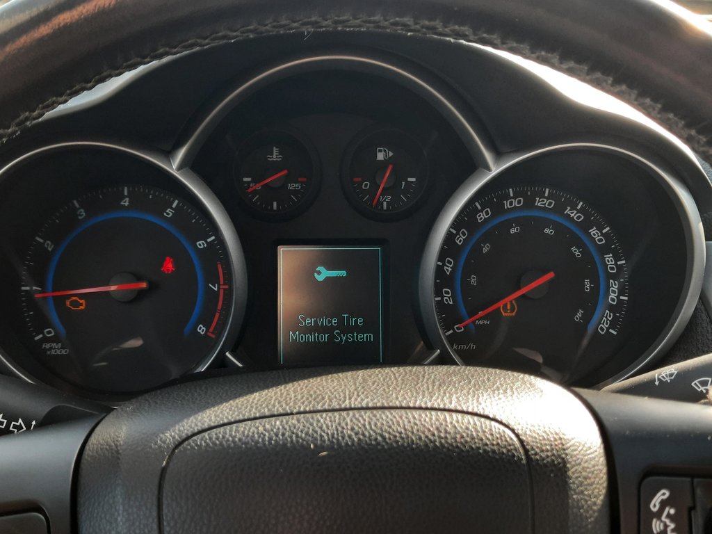 2015 Chevrolet Cruze 2LT in Hebbville, Nova Scotia - 12 - w1024h768px
