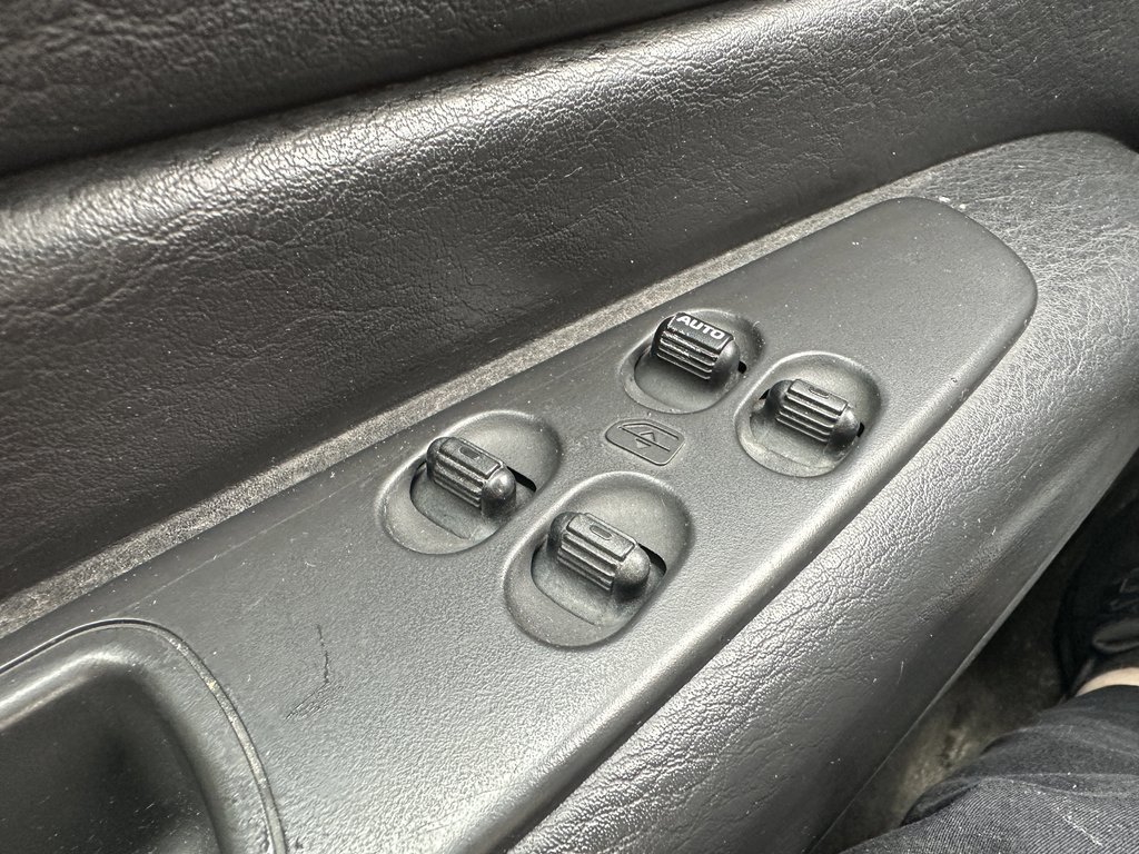 2006 Chrysler Sebring Conv BASE in Hebbville, Nova Scotia - 8 - w1024h768px
