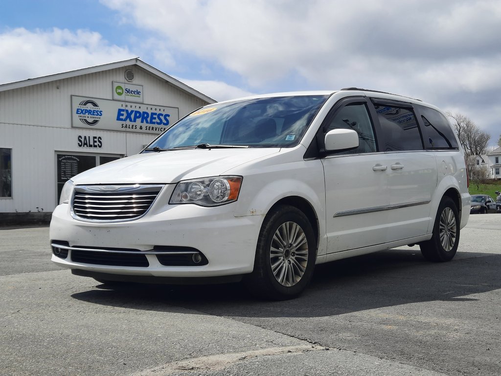 2016 Chrysler Town & Country Touring in Hebbville, Nova Scotia - 1 - w1024h768px