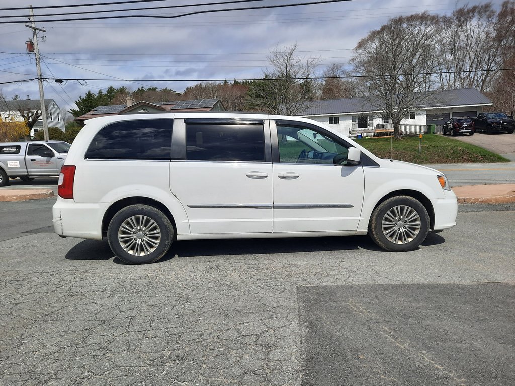 2016 Chrysler Town & Country Touring in Hebbville, Nova Scotia - 3 - w1024h768px