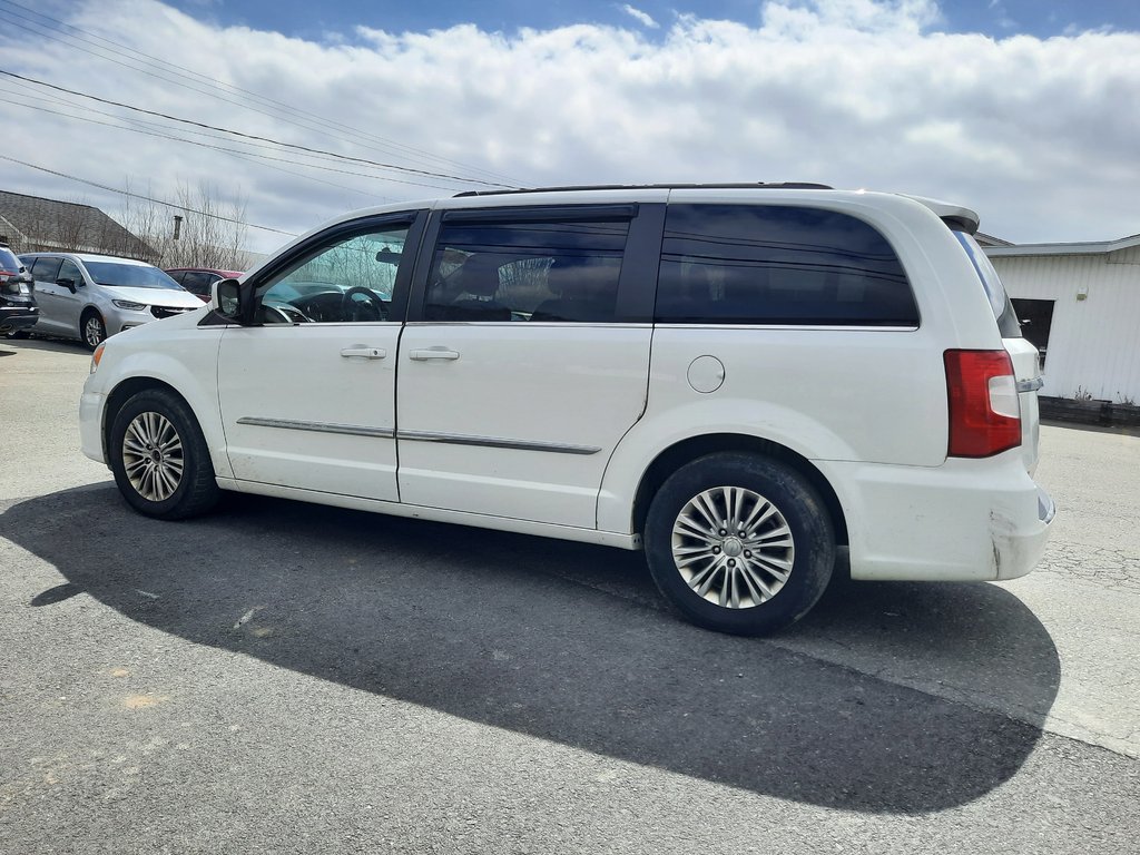 2016 Chrysler Town & Country Touring in Hebbville, Nova Scotia - 6 - w1024h768px