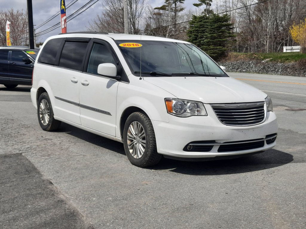 2016 Chrysler Town & Country Touring in Hebbville, Nova Scotia - 2 - w1024h768px