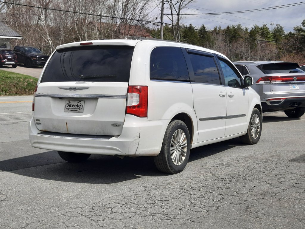 2016 Chrysler Town & Country Touring in Hebbville, Nova Scotia - 4 - w1024h768px