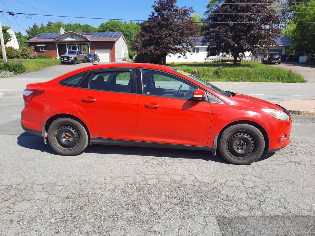 2012 Ford Focus SE in Hebbville, Nova Scotia - 3 - w1024h768px