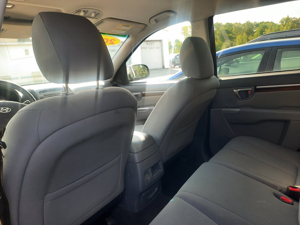 2012 Hyundai Santa Fe GL in Hebbville, Nova Scotia - 27 - w1024h768px