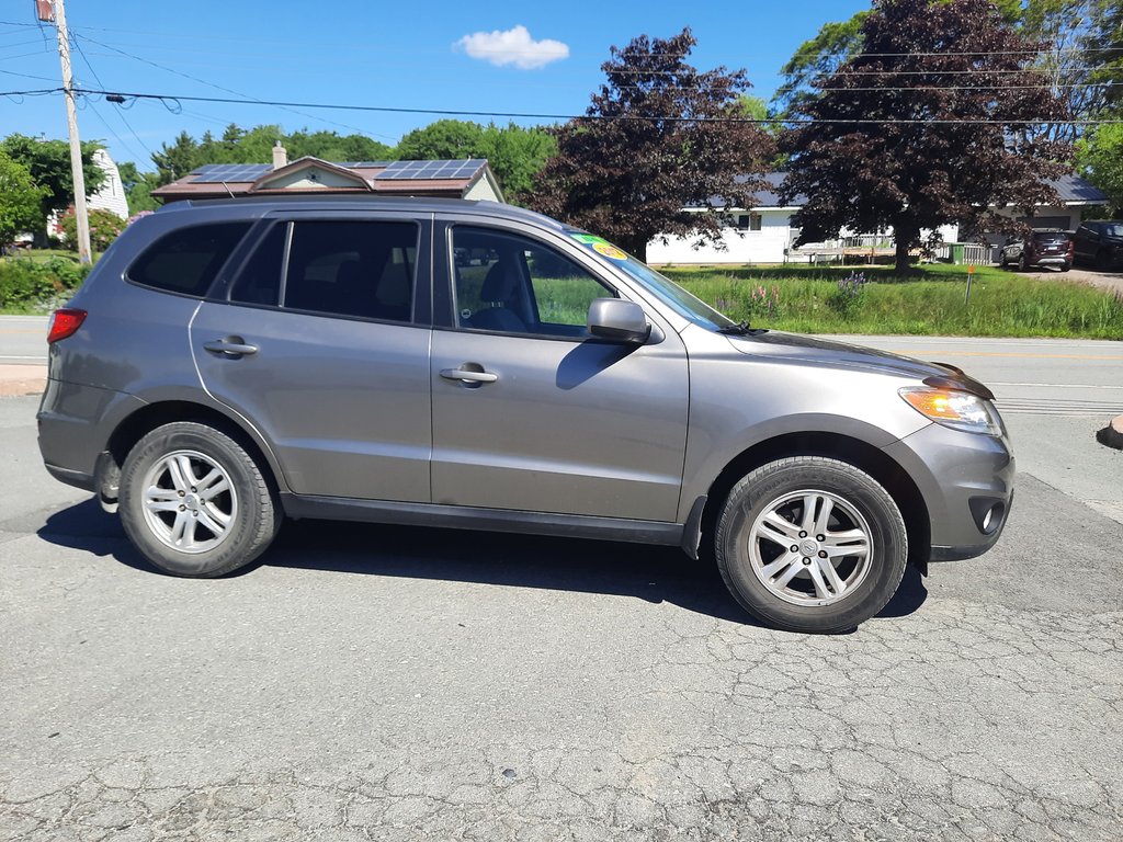 2012 Hyundai Santa Fe GL in Hebbville, Nova Scotia - 3 - w1024h768px