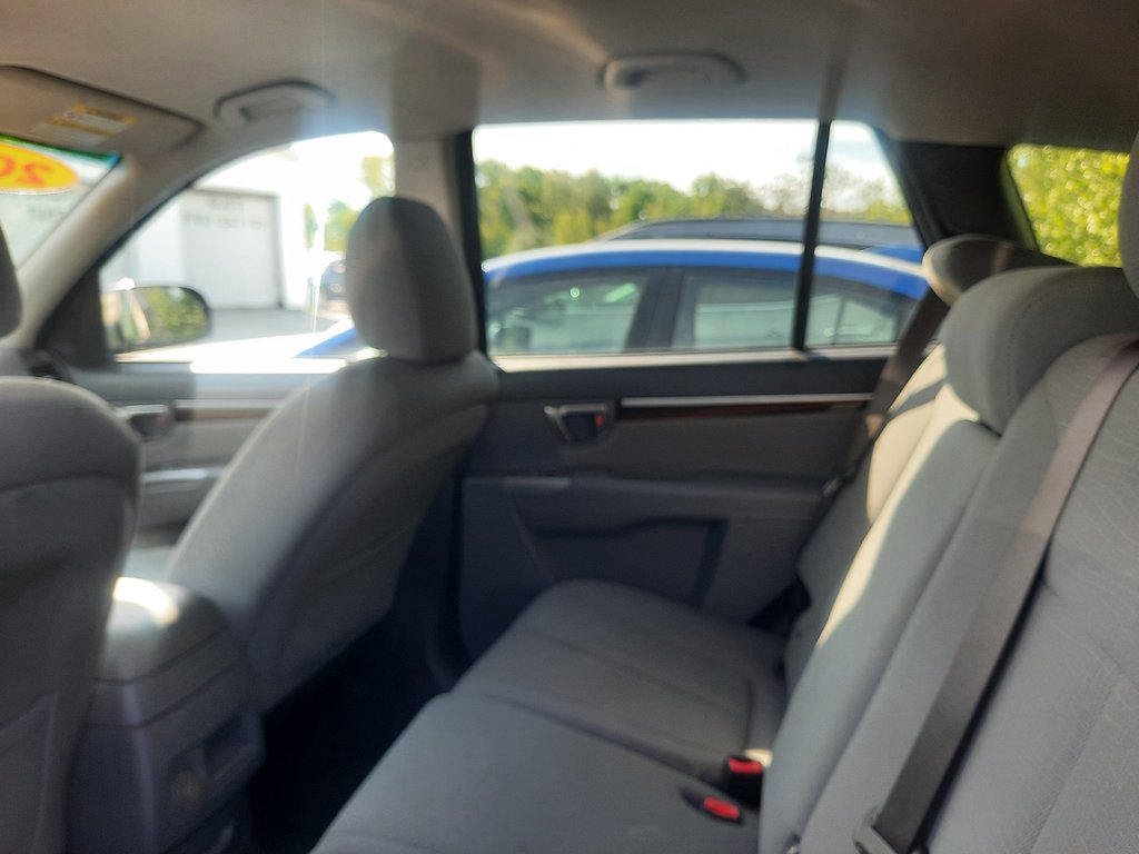 2012 Hyundai Santa Fe GL in Hebbville, Nova Scotia - 26 - w1024h768px
