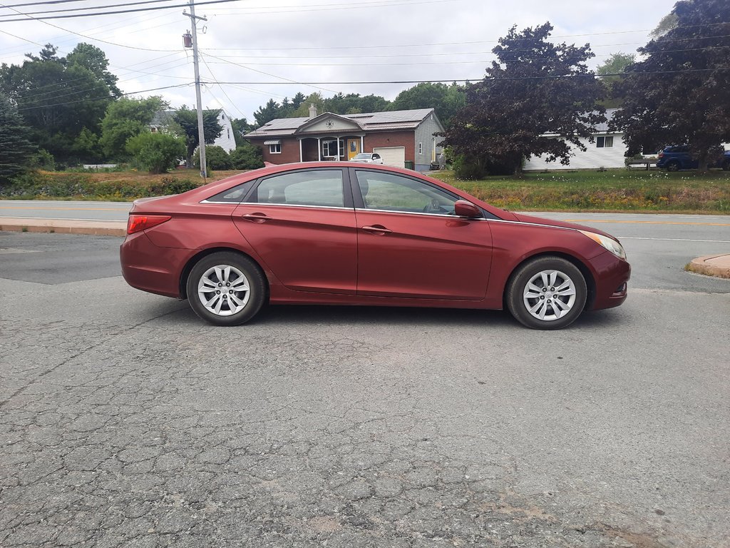 2012 Hyundai Sonata GL in Hebbville, Nova Scotia - 4 - w1024h768px