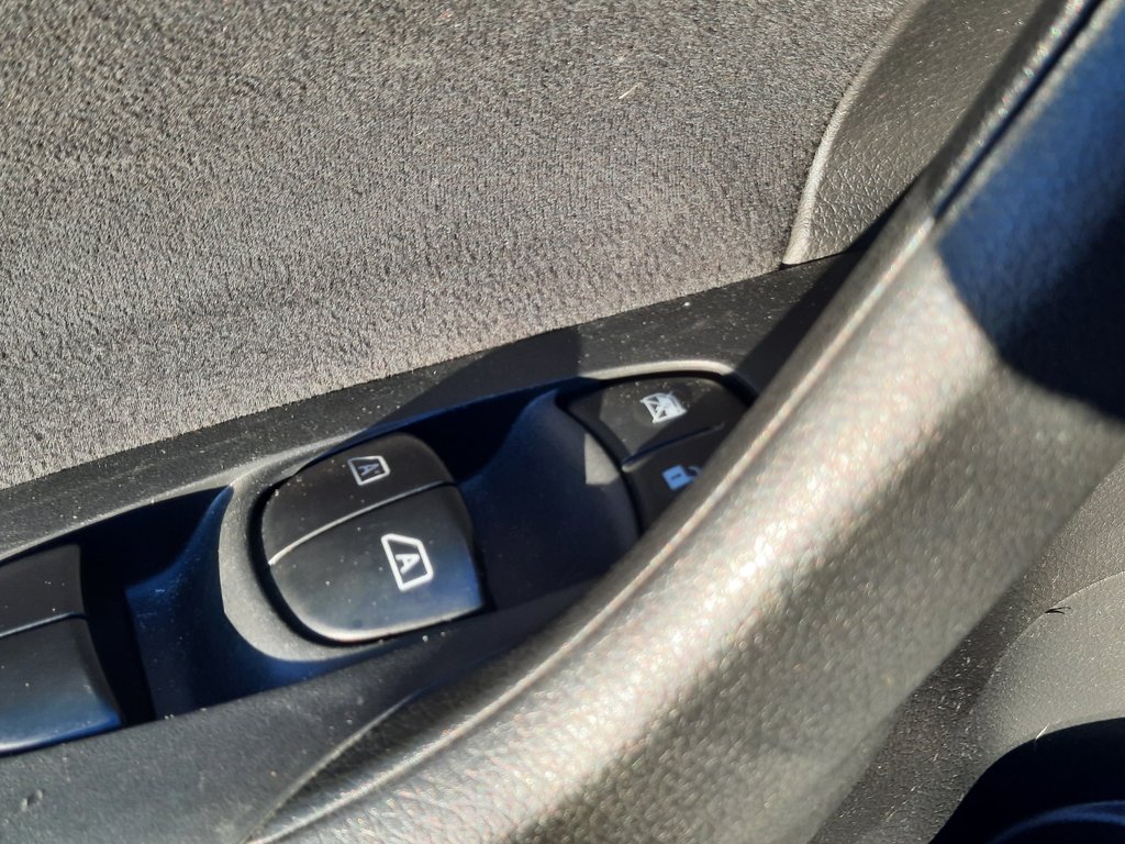 2015 Nissan Altima 2.5 in Hebbville, Nova Scotia - 9 - w1024h768px