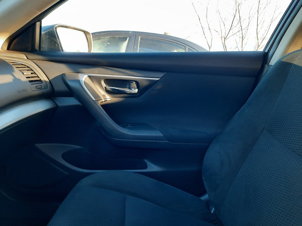 2015 Nissan Altima 2.5 in Hebbville, Nova Scotia - 21 - w1024h768px