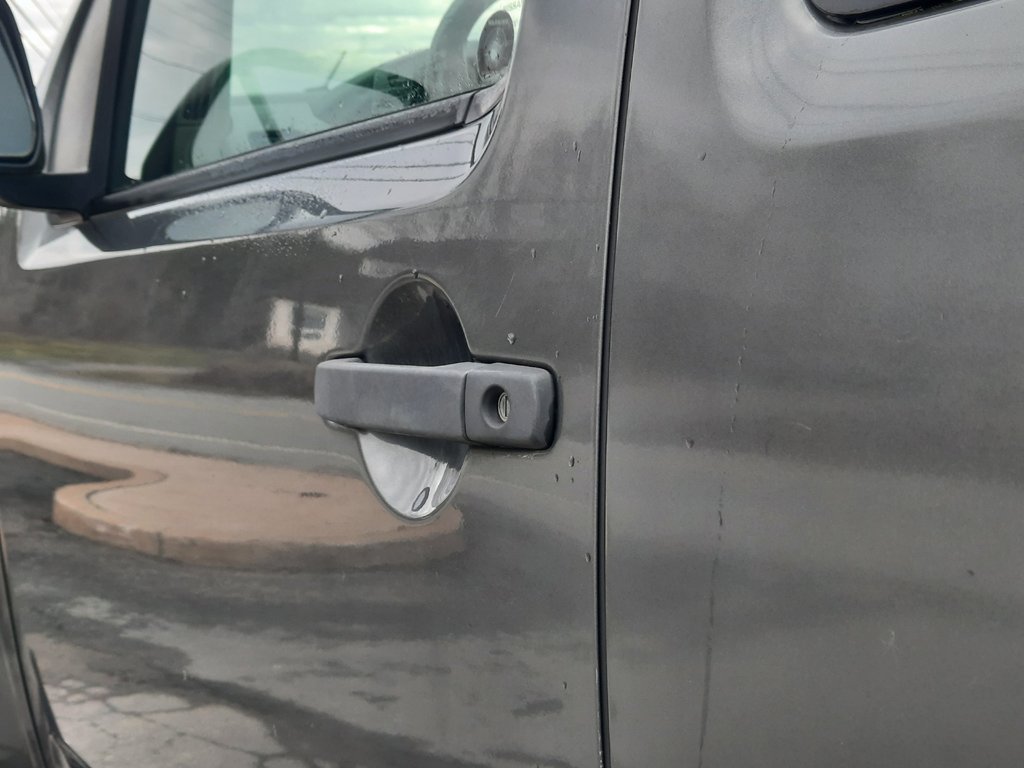 2006 Nissan Frontier SE in Hebbville, Nova Scotia - 10 - w1024h768px