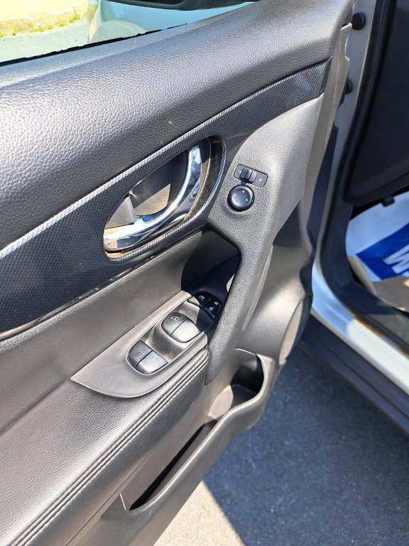 2015 Nissan Rogue SL in Hebbville, Nova Scotia - 22 - w1024h768px