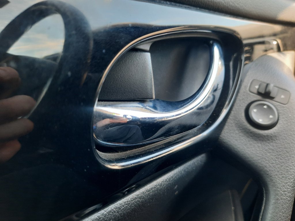 2017 Nissan Rogue SL Platinum in Hebbville, Nova Scotia - 13 - w1024h768px