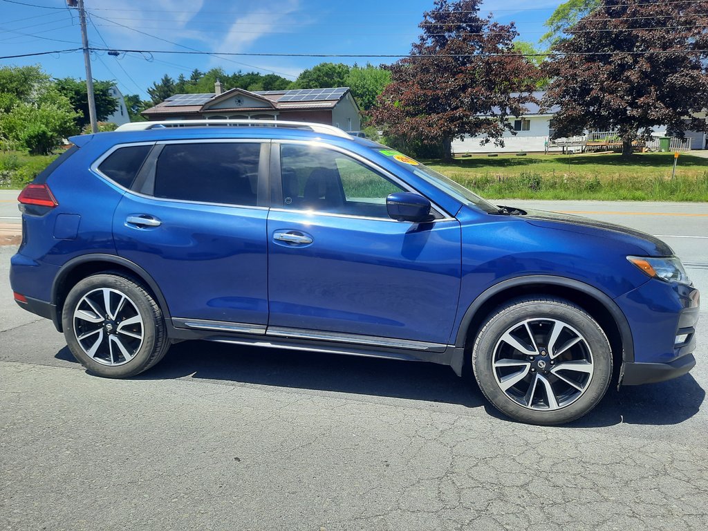 2017 Nissan Rogue SL Platinum in Hebbville, Nova Scotia - 6 - w1024h768px