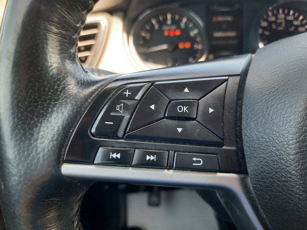 2017 Nissan Rogue SL Platinum in Hebbville, Nova Scotia - 14 - w1024h768px
