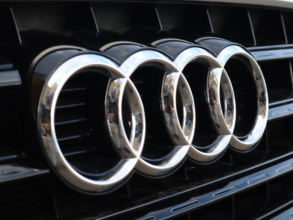 2017 Audi Q3 KOMFORT IN BLACK EQUIPPED WITH A 2.0L TURBO I4 , QUATTRO AWD , 6SPD AUTO , LEATHER HEATED SEATS , PREMIUM AUDIO , BACKUP CAM , D-2