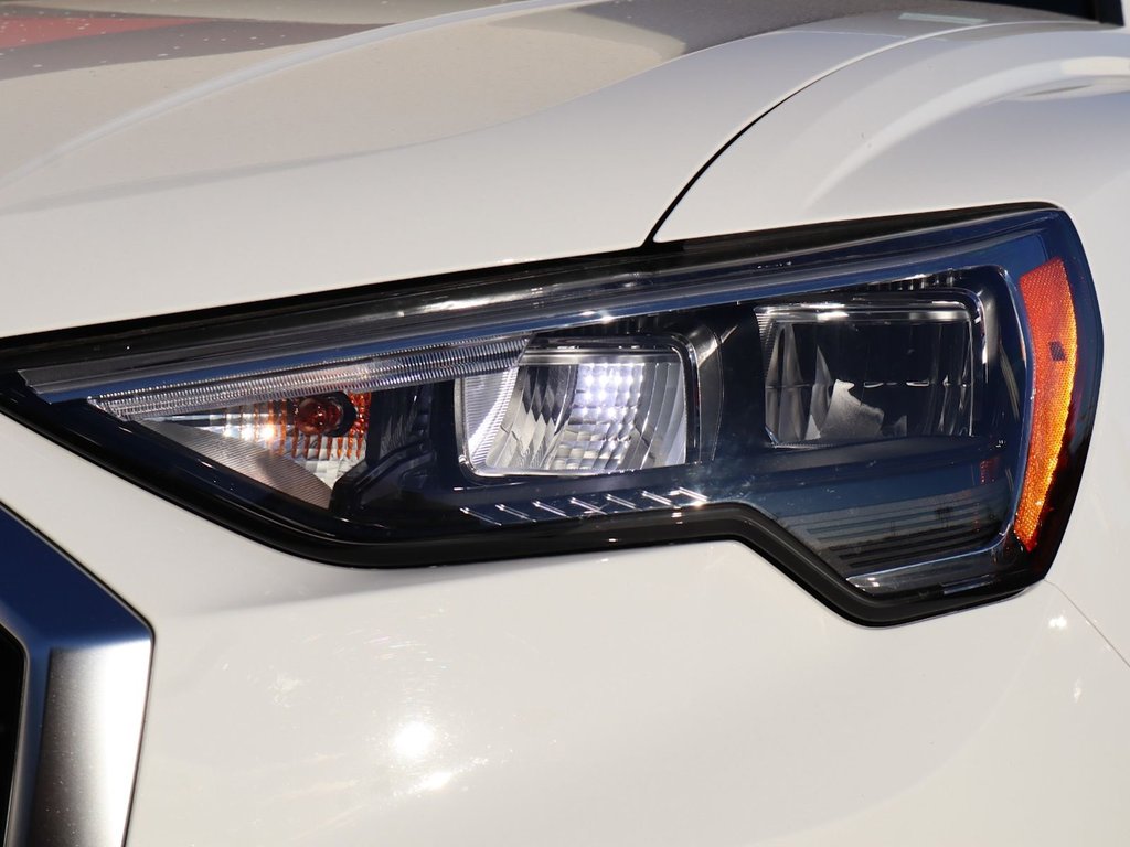 2024 Audi Q3 KOMFORT IN WHITE EQUIPPED WITH A 2.0L TURBO I4 , QUATTRO AWD , 8SPD AUTO , PANORAMIC SUNROOF , LEATHER HEATED SEATS + SW , PWR L-4