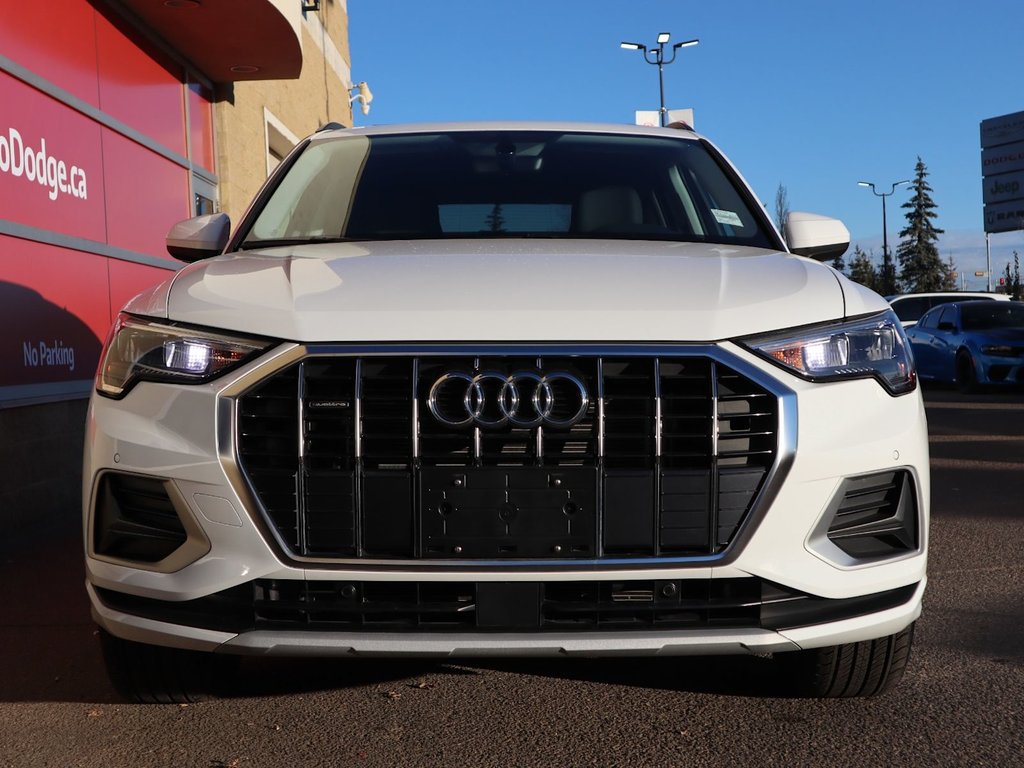 2024 Audi Q3 KOMFORT IN WHITE EQUIPPED WITH A 2.0L TURBO I4 , QUATTRO AWD , 8SPD AUTO , PANORAMIC SUNROOF , LEATHER HEATED SEATS + SW , PWR L-1