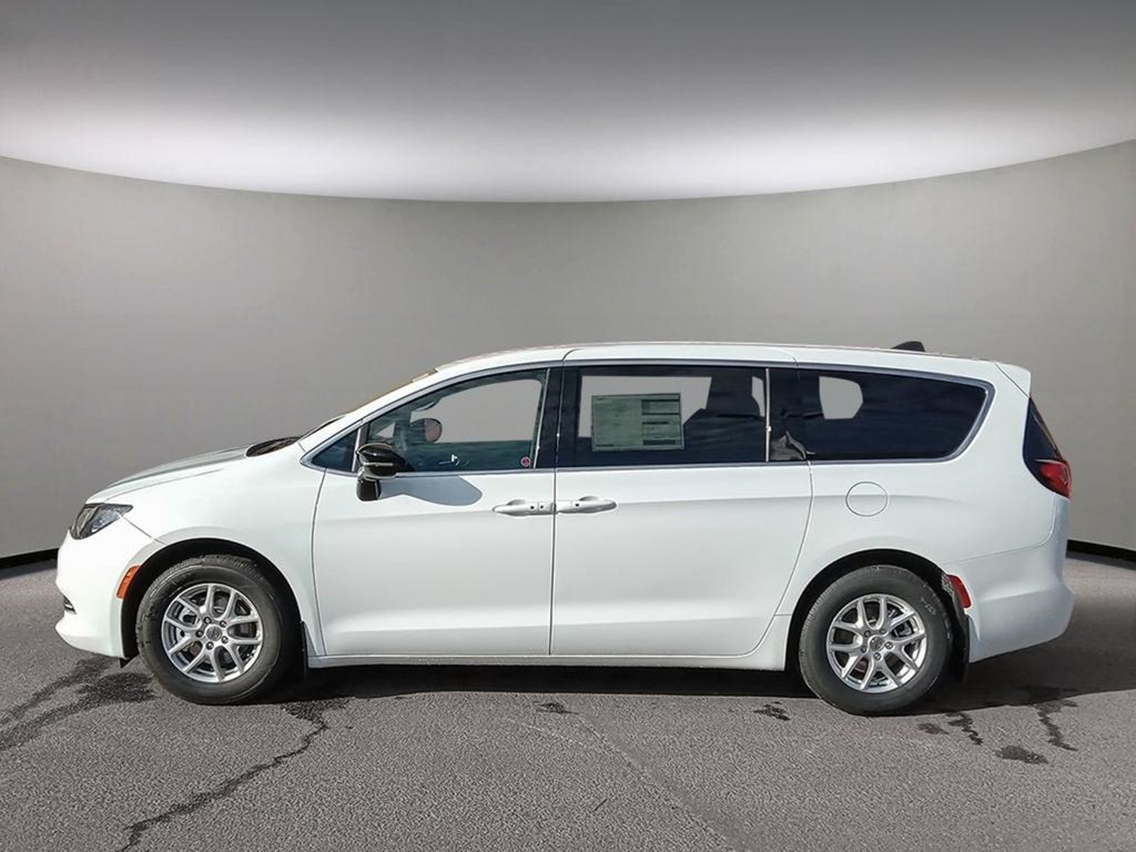 2025 Chrysler Grand Caravan SXT IN BRIGHT WHITE EQUIPPED WITH A 3.6L V6 , 9SPD AUTO , FWD , LEATHERETTE HEATED SEATS + SW , PWR LIFTGATE , ADV CRUISE W/LKA-2