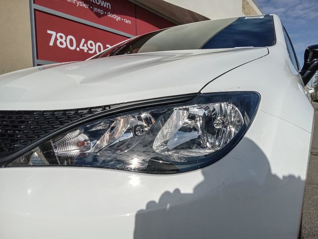 2025 Chrysler Grand Caravan SXT IN BRIGHT WHITE EQUIPPED WITH A 3.6L V6 , 9SPD AUTO , FWD , LEATHERETTE HEATED SEATS + SW , PWR LIFTGATE , ADV CRUISE W/LKA-7