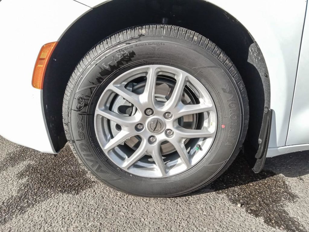 2025 Chrysler Grand Caravan SXT IN BRIGHT WHITE EQUIPPED WITH A 3.6L V6 , 9SPD AUTO , FWD , LEATHERETTE HEATED SEATS + SW , PWR LIFTGATE , ADV CRUISE W/LKA-5