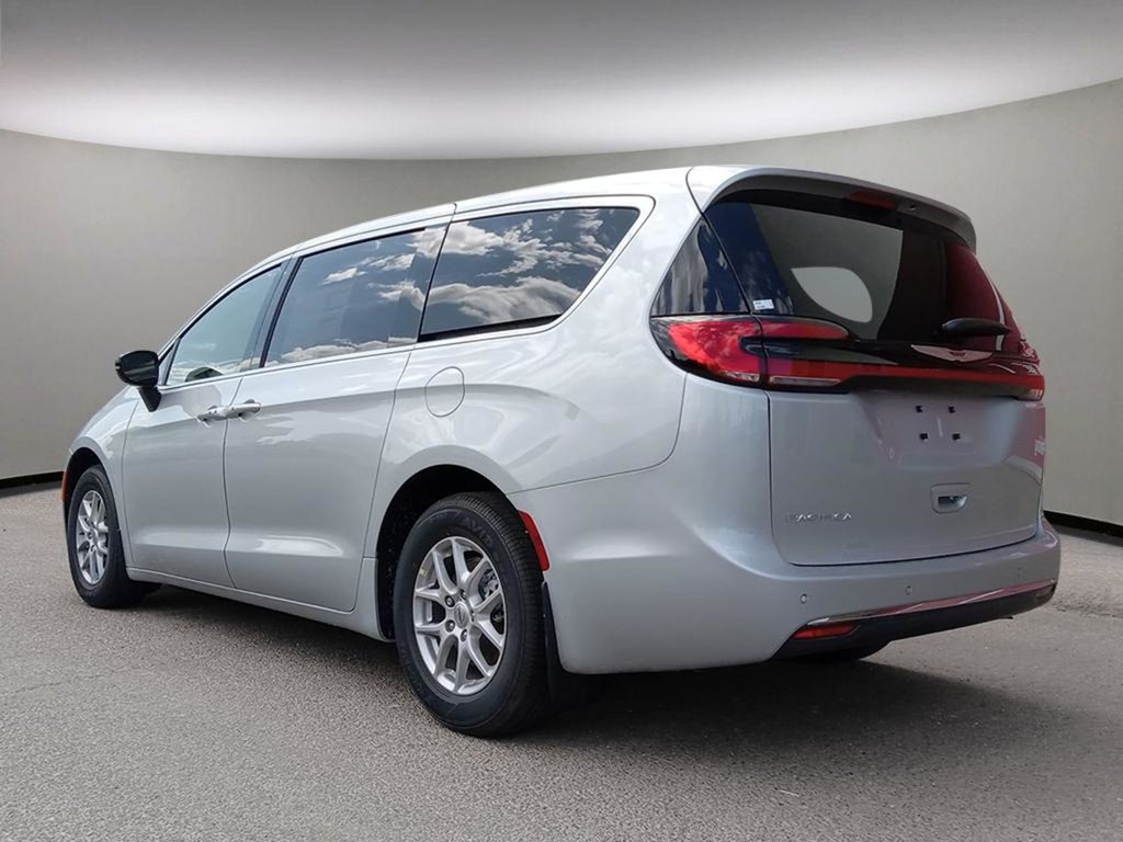 2024 Chrysler Pacifica TOURING IN SILVER MIST EQUIPPED WITH A 3.6L V6 , FWD , 9SPD AUTO , HEATED SEATS + SW , REMOTE START , BSM/RCPD , ADV CRUISE W/LK-3