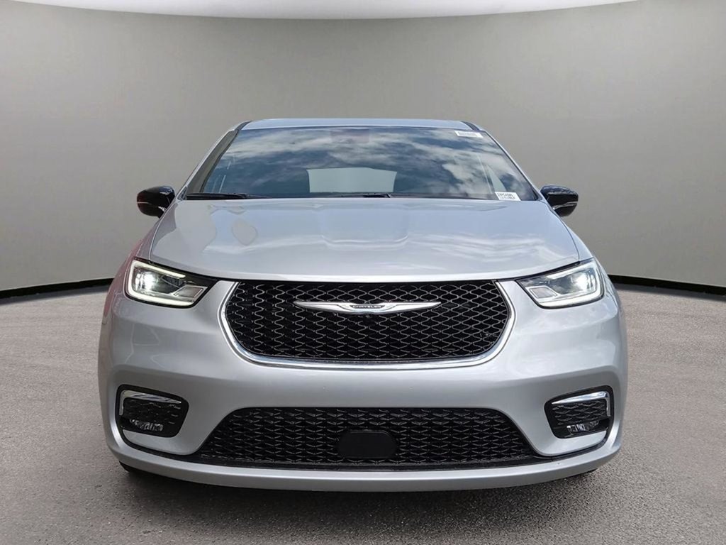 2024 Chrysler Pacifica TOURING IN SILVER MIST EQUIPPED WITH A 3.6L V6 , FWD , 9SPD AUTO , HEATED SEATS + SW , REMOTE START , BSM/RCPD , ADV CRUISE W/LK-1