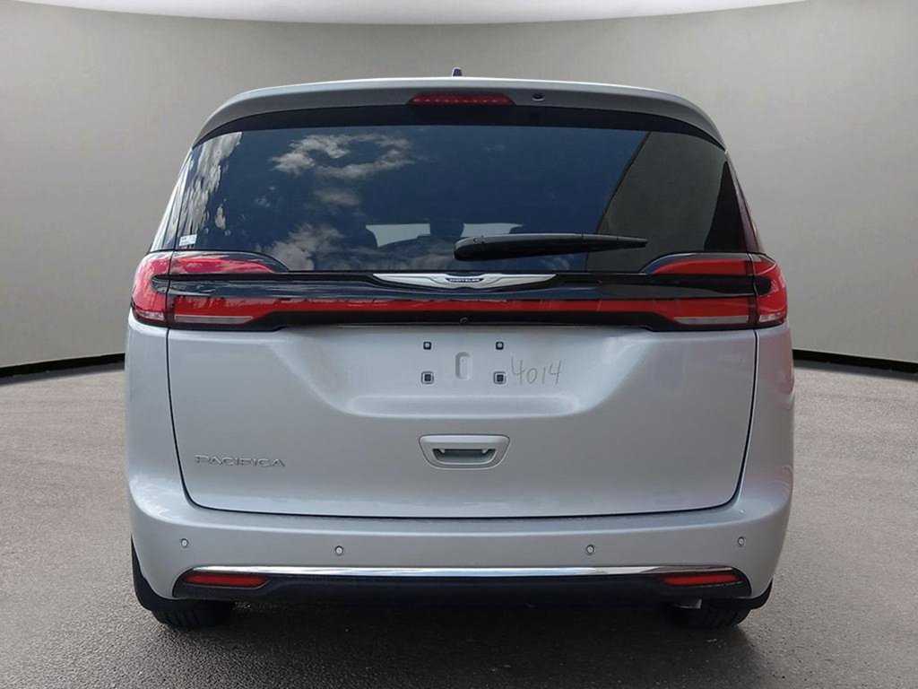 2024 Chrysler Pacifica TOURING IN SILVER MIST EQUIPPED WITH A 3.6L V6 , FWD , 9SPD AUTO , HEATED SEATS + SW , REMOTE START , BSM/RCPD , ADV CRUISE W/LK-4