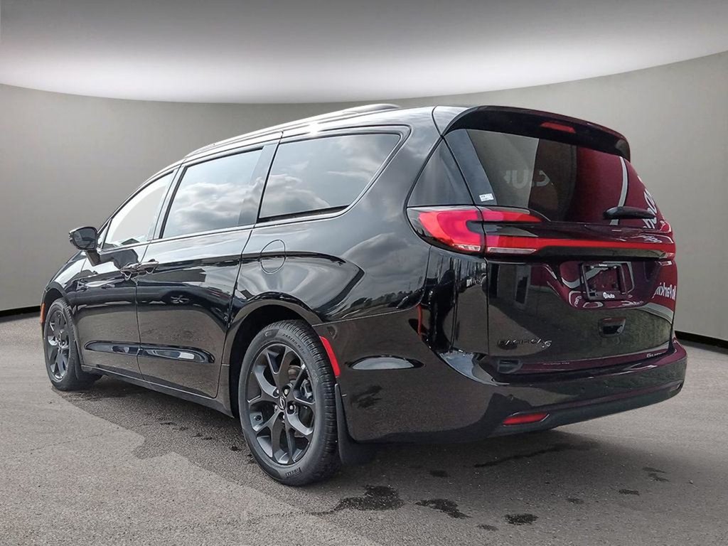 2024 Chrysler Pacifica TOURING L IN DIAMOND BLACK EQUIPPED WITH A 3.6L V6 , 9SPD AUTO , FWD , SUNROOF , 20INCH RIMS , S APPEARANCE PCKG , LEATHERETTE H-3