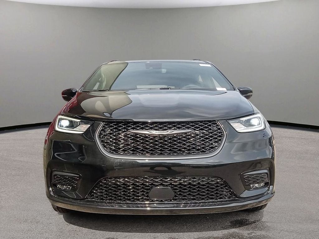 2024 Chrysler Pacifica TOURING L IN DIAMOND BLACK EQUIPPED WITH A 3.6L V6 , 9SPD AUTO , FWD , SUNROOF , 20INCH RIMS , S APPEARANCE PCKG , LEATHERETTE H-1