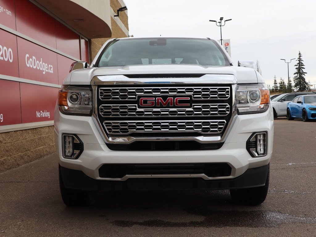 2022 GMC Canyon DENALI IN WHITE EQUIPPED WITH A 3.6L V6 , 4X4 , AUTO TRANSMISSION , LEATHER HEATED SEATS , BACKUP CAM , PREMIUM AUDIO , WOOD TRI-1