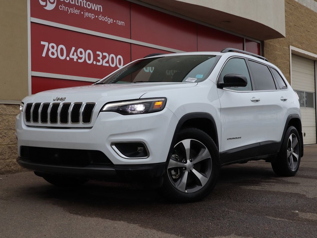 2022 Jeep Cherokee LIMITED IN BRIGHT WHITE EQUIPPED WITH A 2.0L TURBO I4 , 4X4 , 9SPD AUTO , BACKUP CAM , BSM/RCPD , ADV CRUISE W/LKA , PWR FRONT S-0