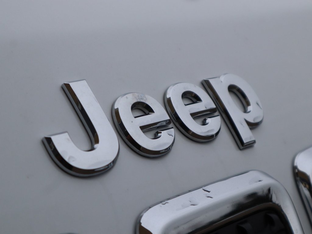 2022 Jeep Cherokee LIMITED IN BRIGHT WHITE EQUIPPED WITH A 2.0L TURBO I4 , 4X4 , 9SPD AUTO , BACKUP CAM , BSM/RCPD , ADV CRUISE W/LKA , PWR FRONT S-2