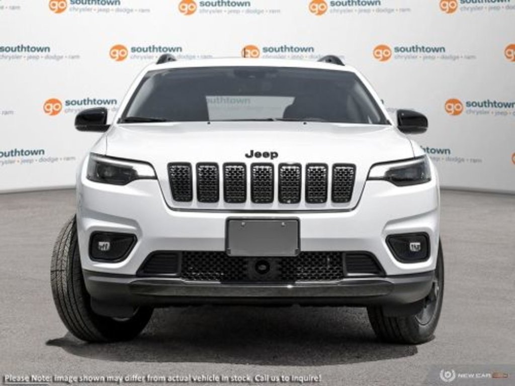 2023 Jeep Cherokee ALTITUDE IN BRIGHT WHITE EQUIPPED WITH A 2.4L MULTI AIR I4 , 9SPD AUTO , 4X4 , ELITE GROUP , LEATHER HEATED/VENTED BUCKET SEATS-1