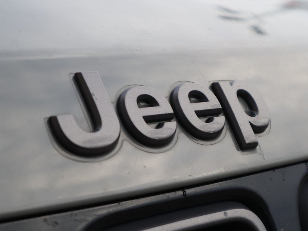 2019 Jeep Compass TRAILHAWK IN STING GREY EQUIPPED WITH A 2.4L I4 , 9SPD AUTO , 4X4 , 8.4INCH W/NAV , BEATS AUDIO , PWR LIFTGATE , PANO SUNROOF ,-2