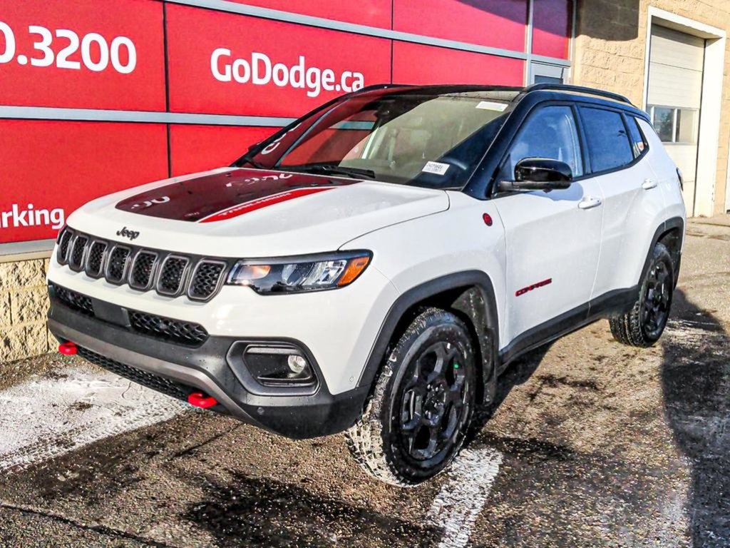 2024 Jeep Compass TRAILHAWK IN BRIGHT WHITE EQUIPPED WITH A 2.0L TURBO I4 , 4X4 , 8SPD AUTO , SUN SOUND & NAV , DRIVER ASSIST GROUP I , 10.1INCH W-0