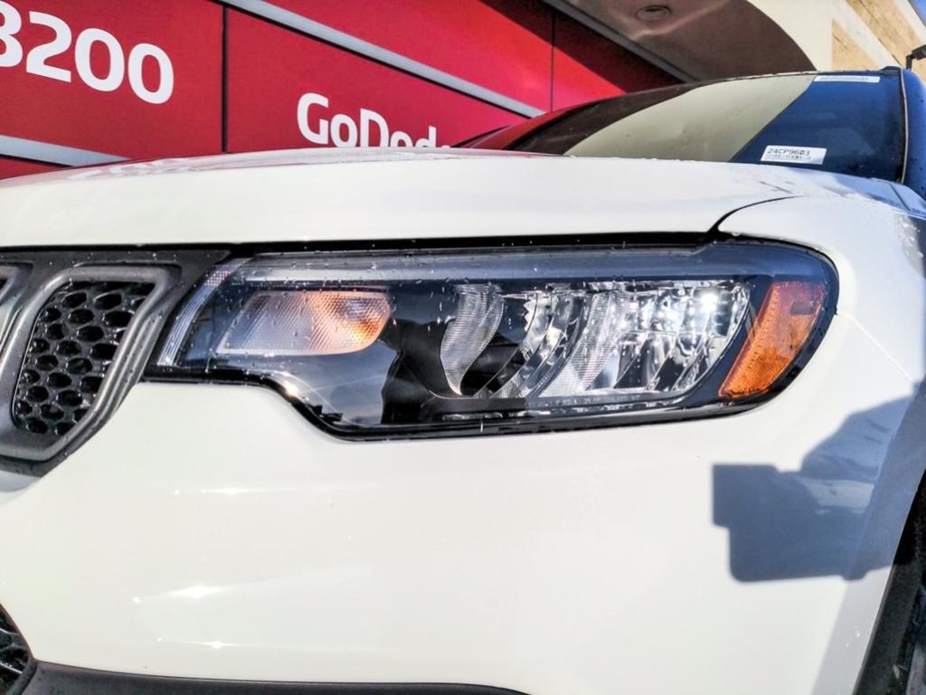 2024 Jeep Compass TRAILHAWK IN BRIGHT WHITE EQUIPPED WITH A 2.0L TURBO I4 , 4X4 , 8SPD AUTO , SUN SOUND & NAV , DRIVER ASSIST GROUP I , 10.1INCH W-6