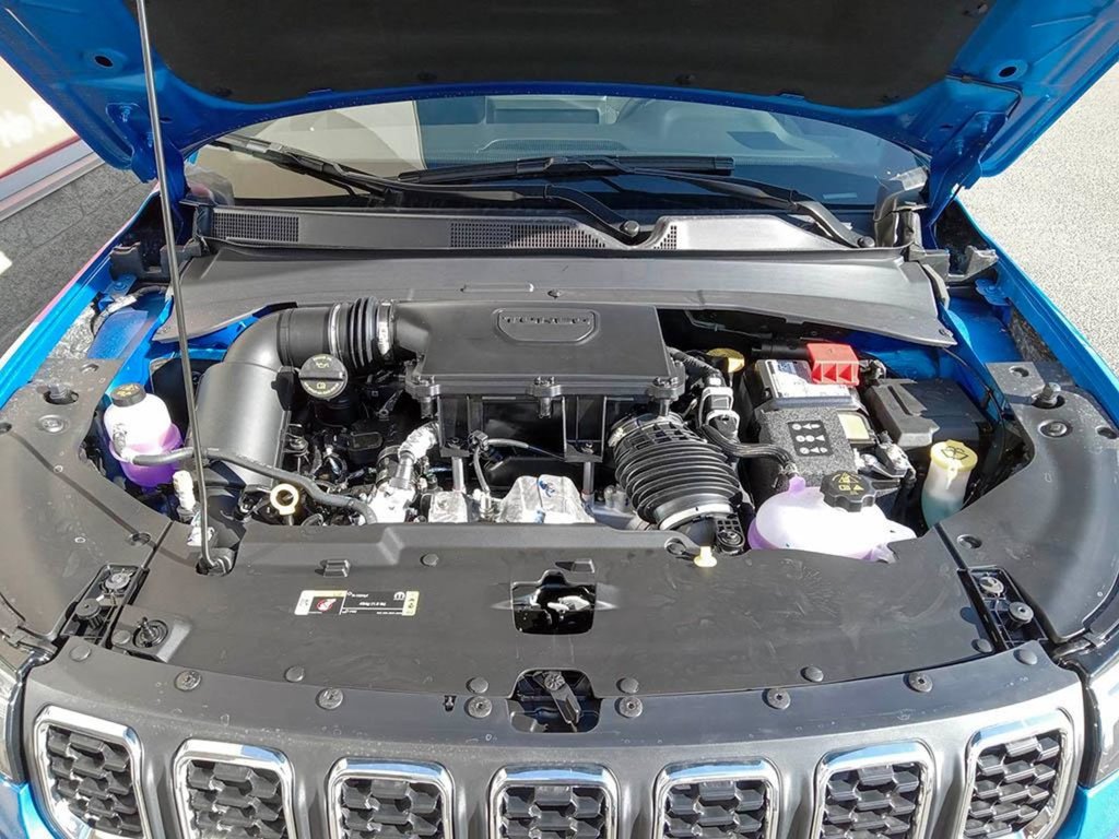 2024 Jeep Compass SPORT IN LASER BLUE PEARL EQUIPPED WITH A 2.0L TURBO I4 , 4X4 , 8SPD AUTO , 10.1INCH TOUCHSCREEN , AC , CRUISE , HEATED SEATS +-7