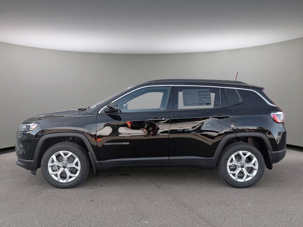 2025 Jeep Compass NORTH IN DIAMOND BLACK EQUIPPED WITH A 2.0L TURBO I4 , 4X4 , 8SPD AUTO , CONVENIENCE GROUP , 10.1INCH W/NAV , PWR TAILGATE , PWR-2