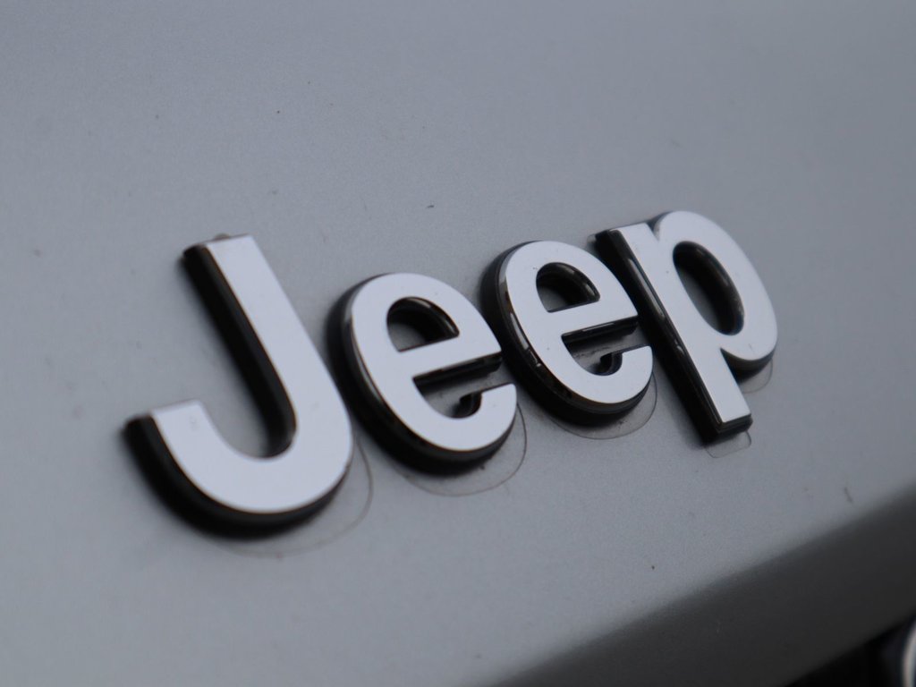 2022 Jeep Grand Cherokee L OVERLAND IN SILVER ZYNITH EQUIPPED WITH A 5.7L HEMI V8 , 4X4 , 8SPD TF AUTO , 10.1INCH W/NAV , 19 SPEAKER MCINTOSH AUDIO , LUXUR-2