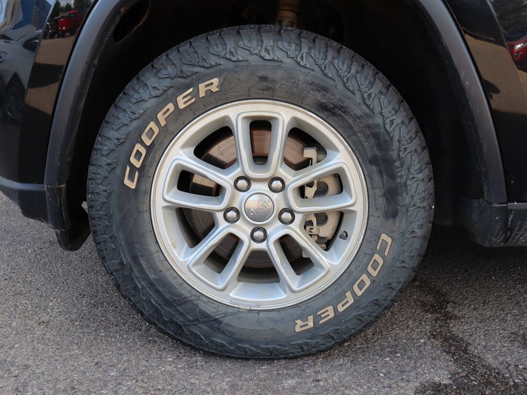 2020 Jeep Grand Cherokee LAREDO IN DIAMOND BLACK EQUIPPED WITH A 3.6L V6 , 4X4 , 8SPD TF AUTO , BACKUP CAM , BSM/RCPD , PARK SENSE REAR , KEYLESS ENTRY W-3