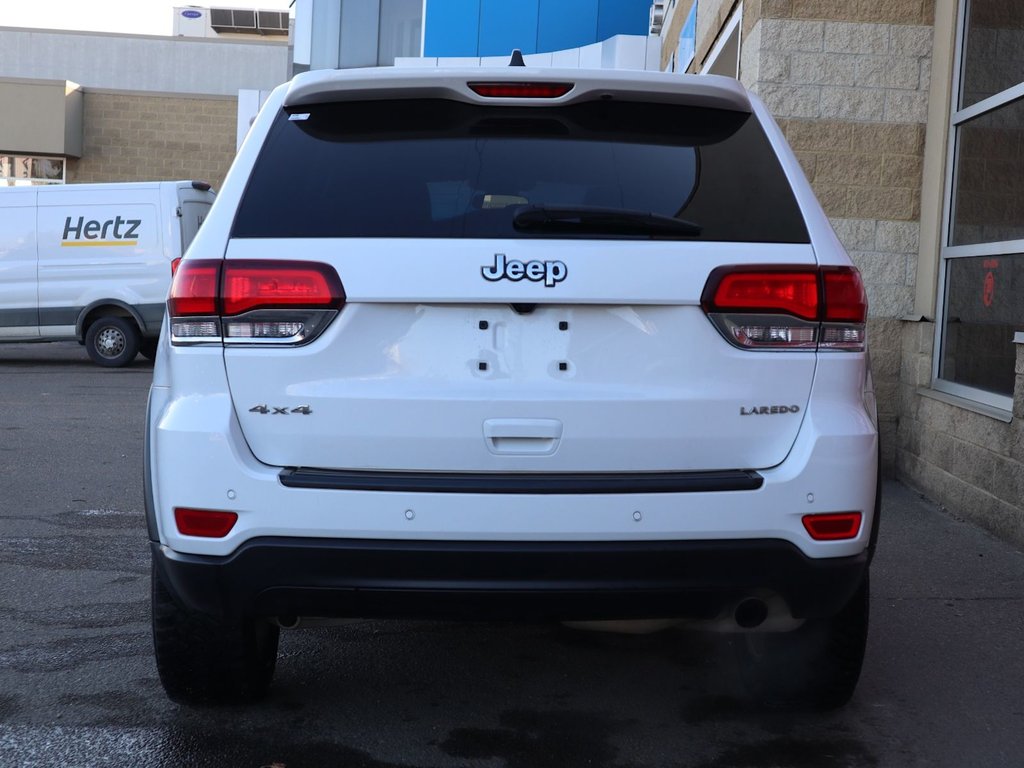 2021 Jeep Grand Cherokee LAREDO IN BRIGHT WHITE EQUIPPED 3.6L V6 , 4X4 , 8SPD TF AUTO , BSM/RCPD , BACKUP CAM , PARK SENSE REAR , HEATED SEATS + SW , KEY-7