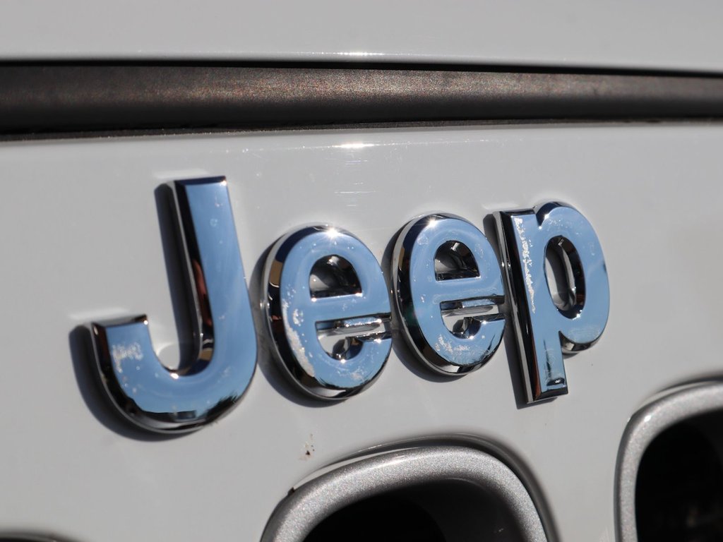 2018 Jeep WRANGLER JK UNLIMITED UNLIMITED SAHARA IN BRIGHT WHITE EQUIPPED WITH A 3.6L V6 , 4X4 , 5SPD AUTO , 18INCH RIMS , REMOTE START , NAV , ANTI SPIN DIFF ,-2