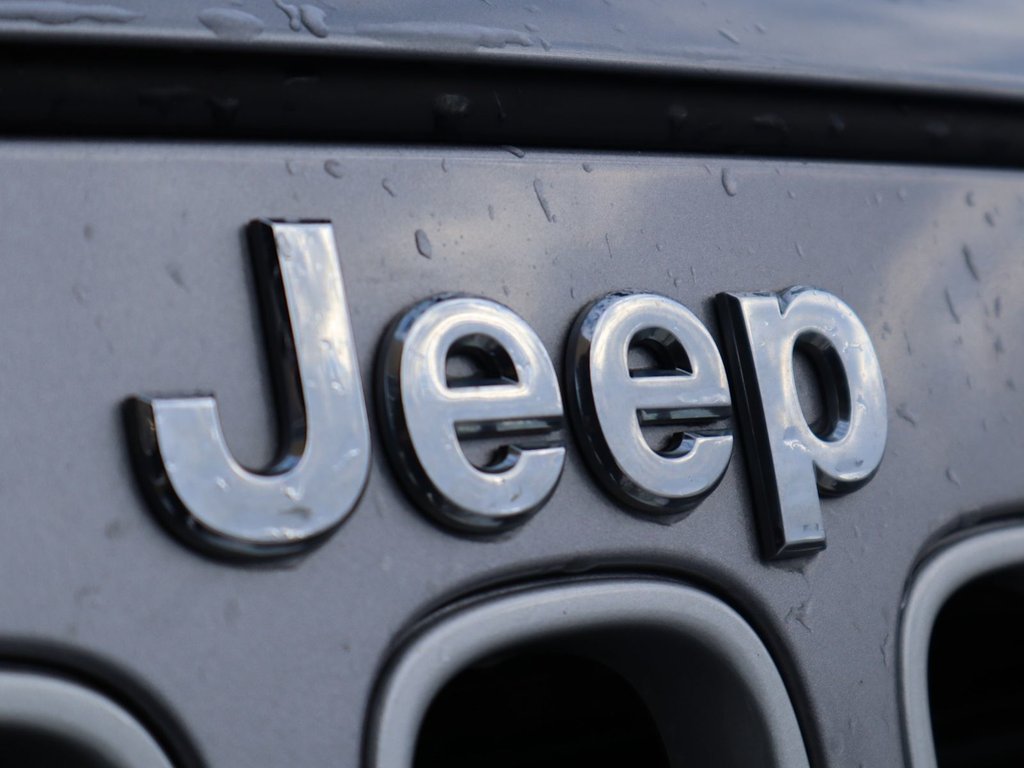 2017 Jeep Wrangler Unlimited UNLIMITED SAHARA IN BILLET METALLIC EQUIPPED WITH A 3.6L V6 , 4X4 , 5SPD AUTO , TRAILER TOW , LED LIGHTING , CONNECTIVITY GROUP-2