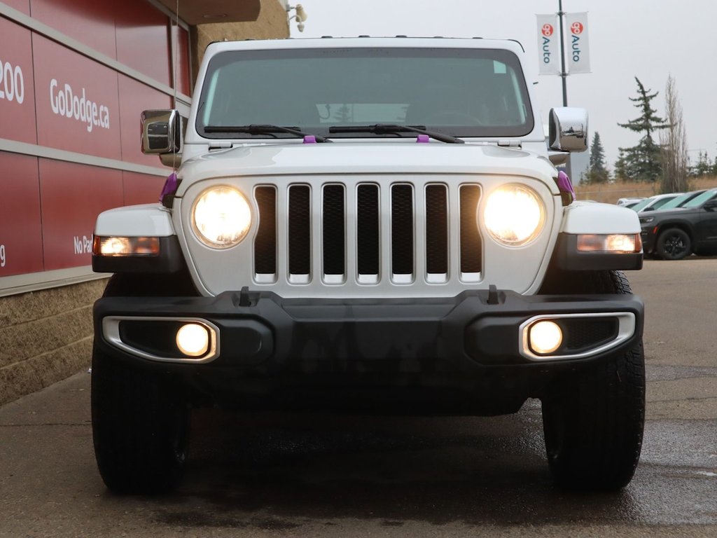 2021 Jeep Wrangler UNLIMITED SAHARA IN BRIGHT WHITE EQUIPPED WITH A 2.0L TURBO I4 , 4X4 , 8SPD TF AUTO , 4X4 , 18INCH RIMS , REMOTE START , NAV & S-1